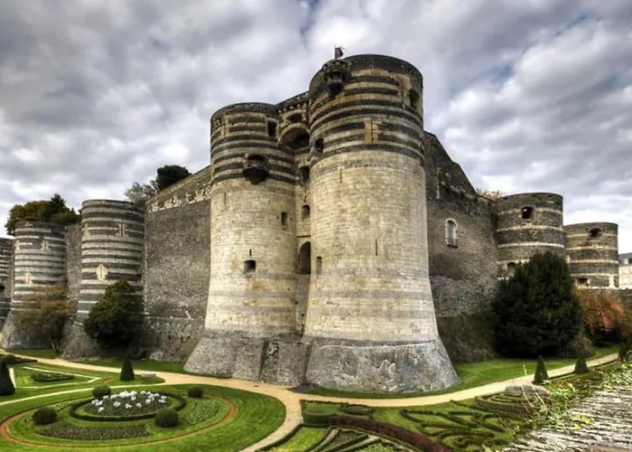 Le Cabinet De Curiosite - La Bonne Marienne * אנז'ה